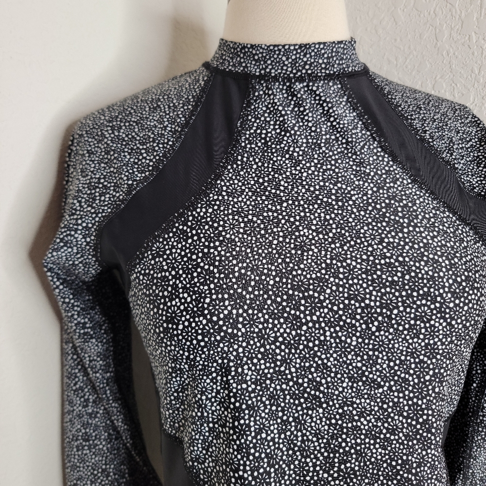 LULULEMON Suns Out Rash Guard 6. - Picture 8 of 11